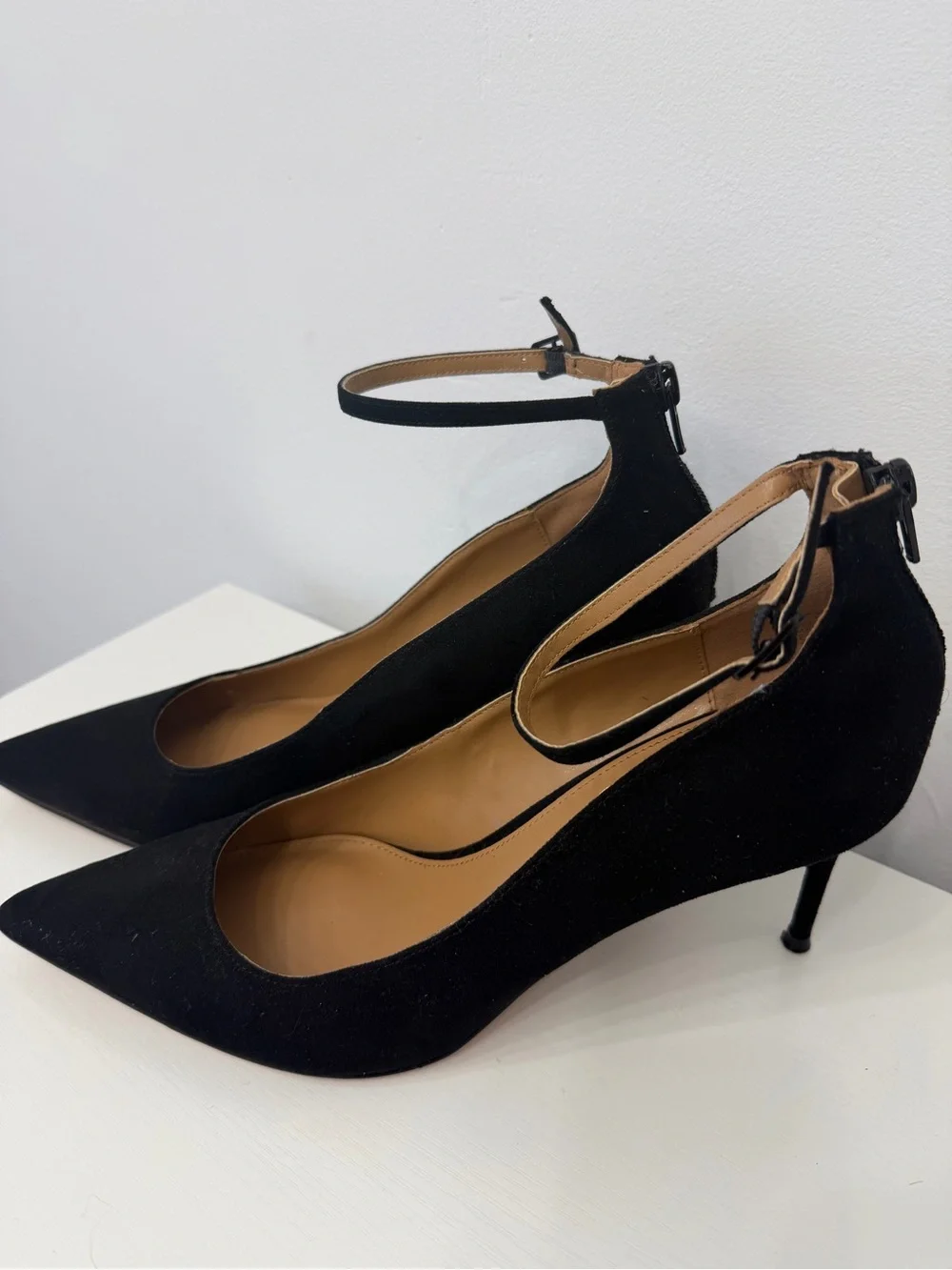Jessica Simpson chic pointed